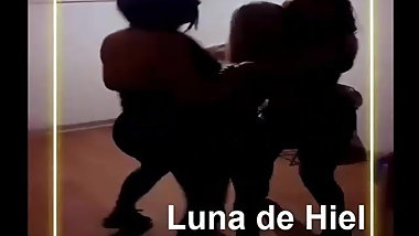 Cuando haces tu fiesta con  3 perras de la calle.