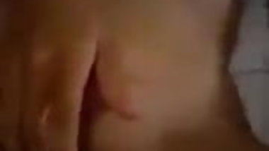 Awek cantik keseorangan melancap di hotel